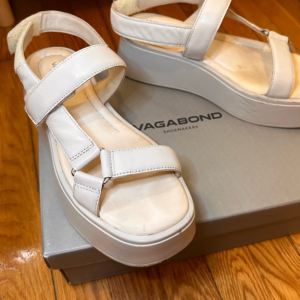 Vagabond Courtney sandals with box.